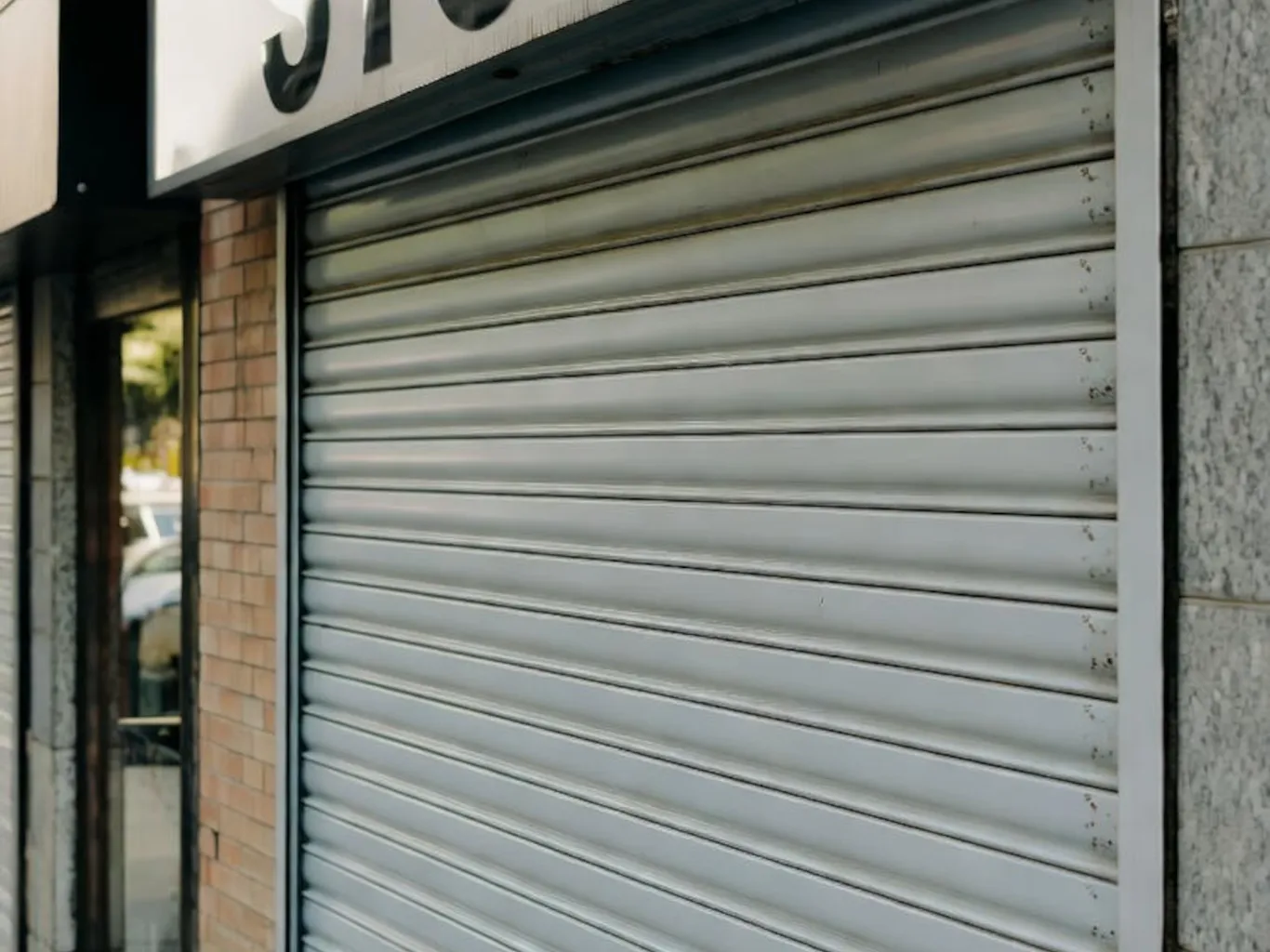 Reparación técnica de persiana metálica de local comercial